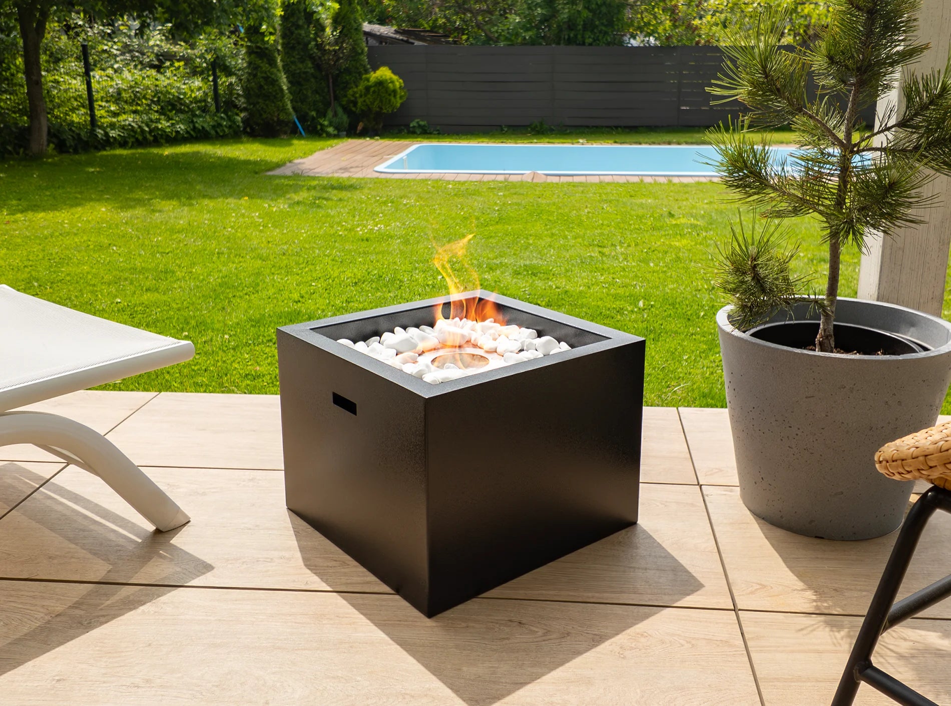 two.Cube Quadratische Outdoor Feuerstelle im Würfel-Design