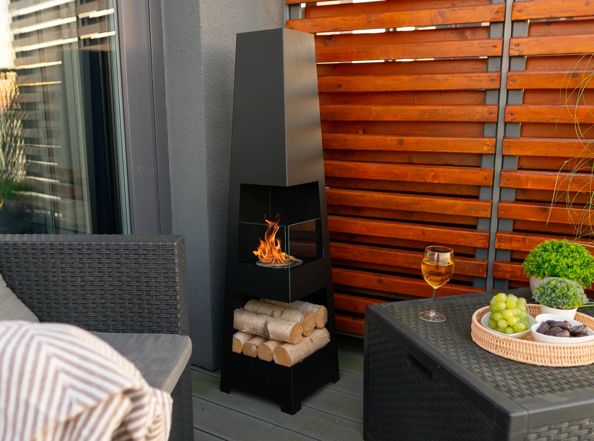 three.Modern Moderner Raumteiler mit zweiseitigem Kamin
