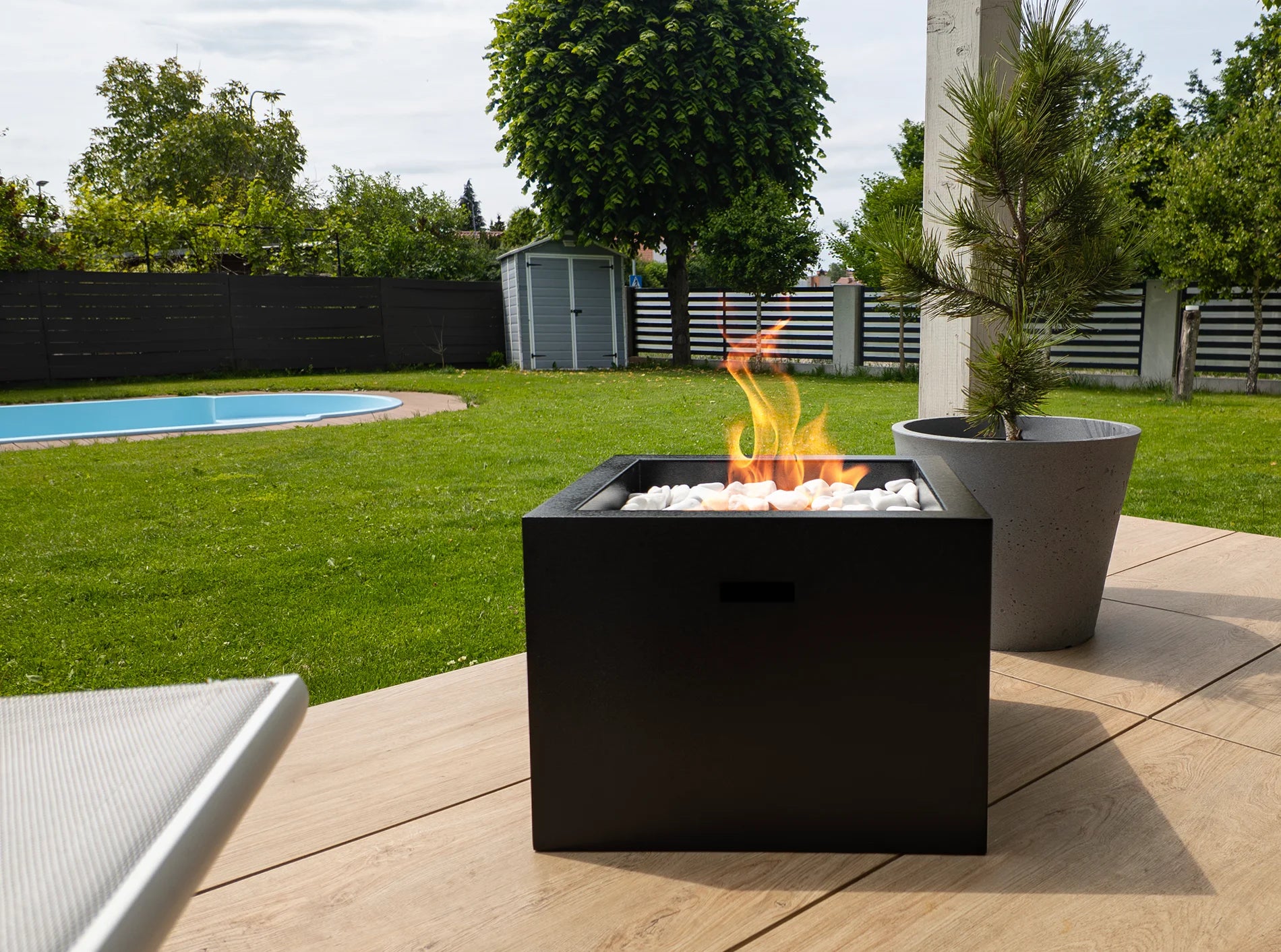two.Cube Quadratische Outdoor Feuerstelle im Würfel-Design